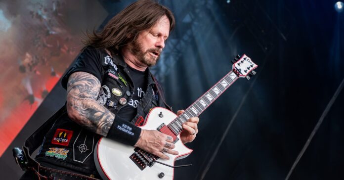 O guitarrista do Exodus, Gary Holt, durante show no Summer Breeze Brasil 2024