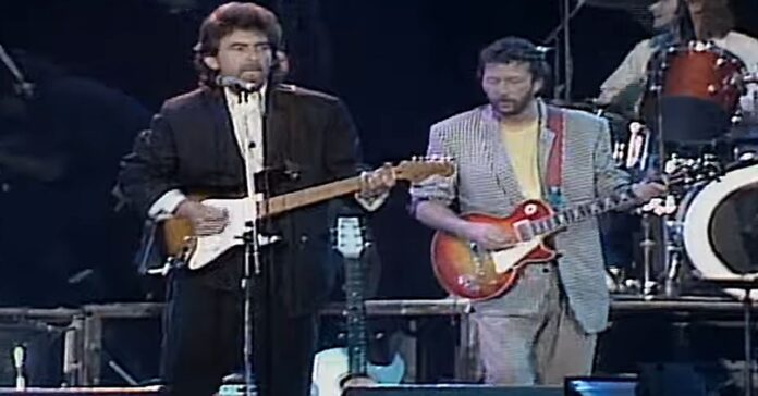 Os guitarristas George Harrison e Eric Clapton, durante show em 1987