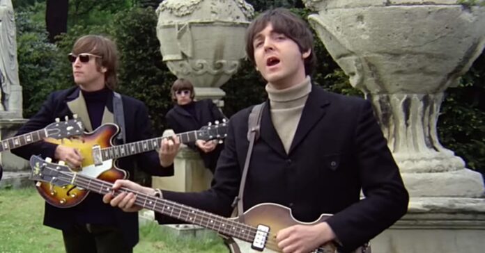 Os músicos John Lennon e Paul McCartney, dos Beatles, com Ringo Starr ao fundo