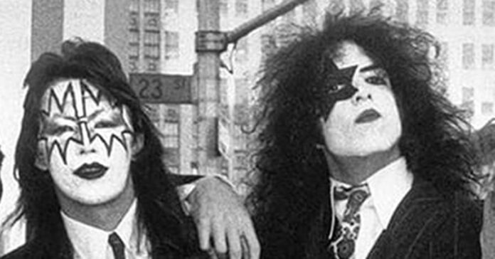 Ace Frehley e Paul Stanley, músicos do Kiss, na foto que deu origem à capa do álbum 