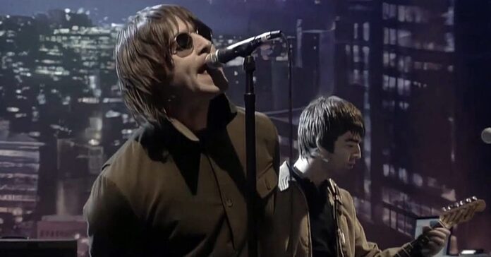 Os irmãos Liam Gallagher e Noel Gallagher, integrantes do Oasis, no ano 2000