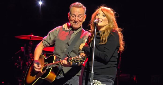 Bruce Springsteen e Patti Scialfa durante show em 12024